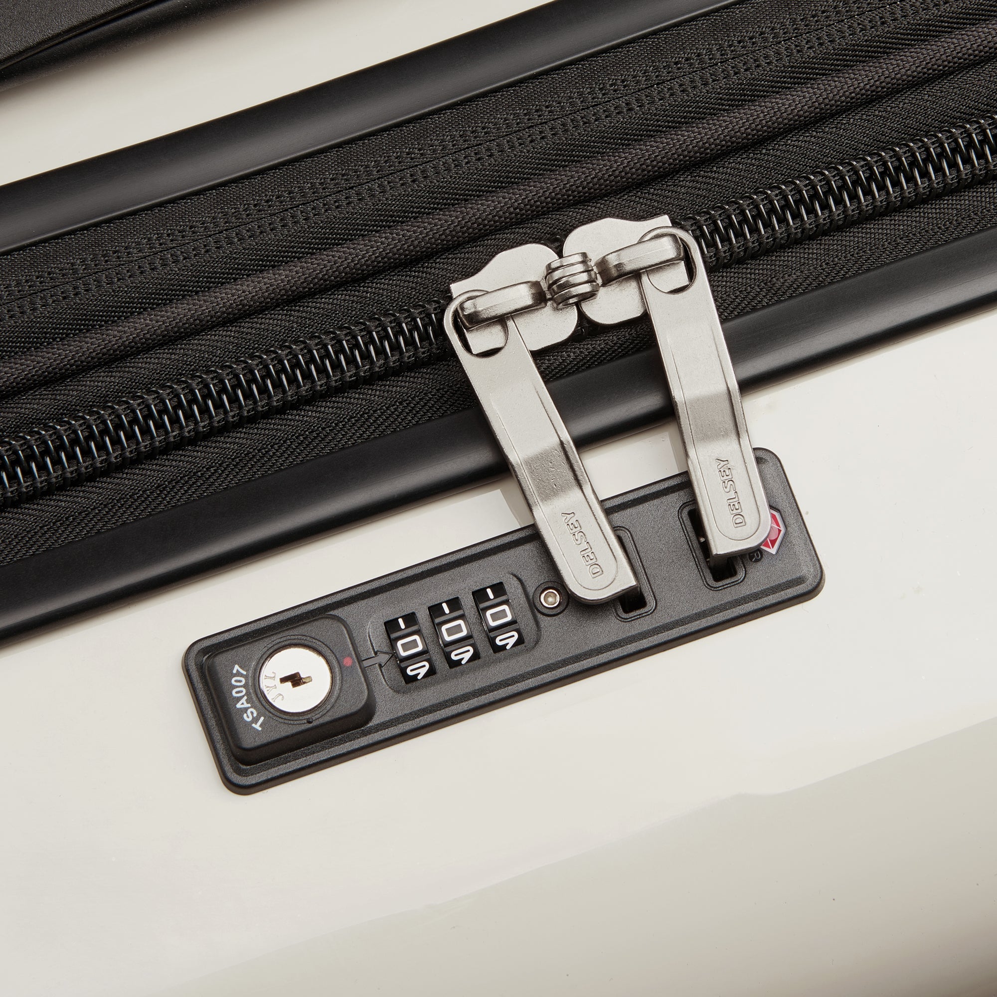 CRUISE 3.0 | 32-Inch Expandable Check-In Suitcase, Ivory