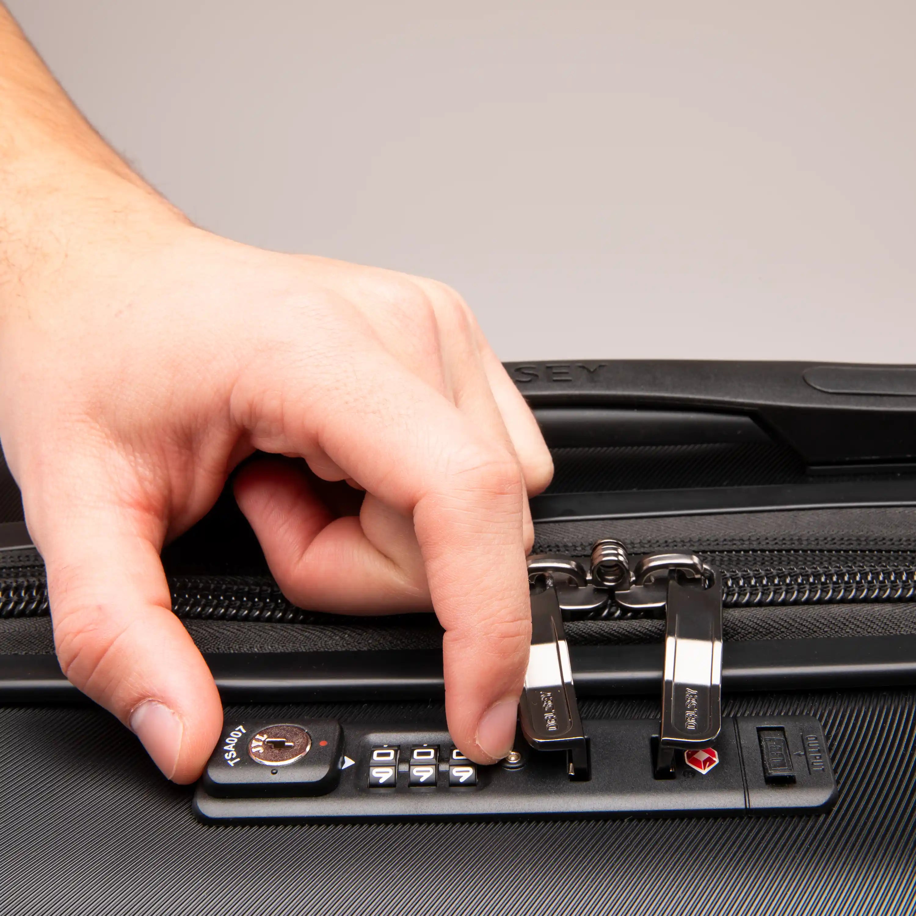 CRUISE 3.0 | 23-Inch Expandable Carry-On Suitcase, Black