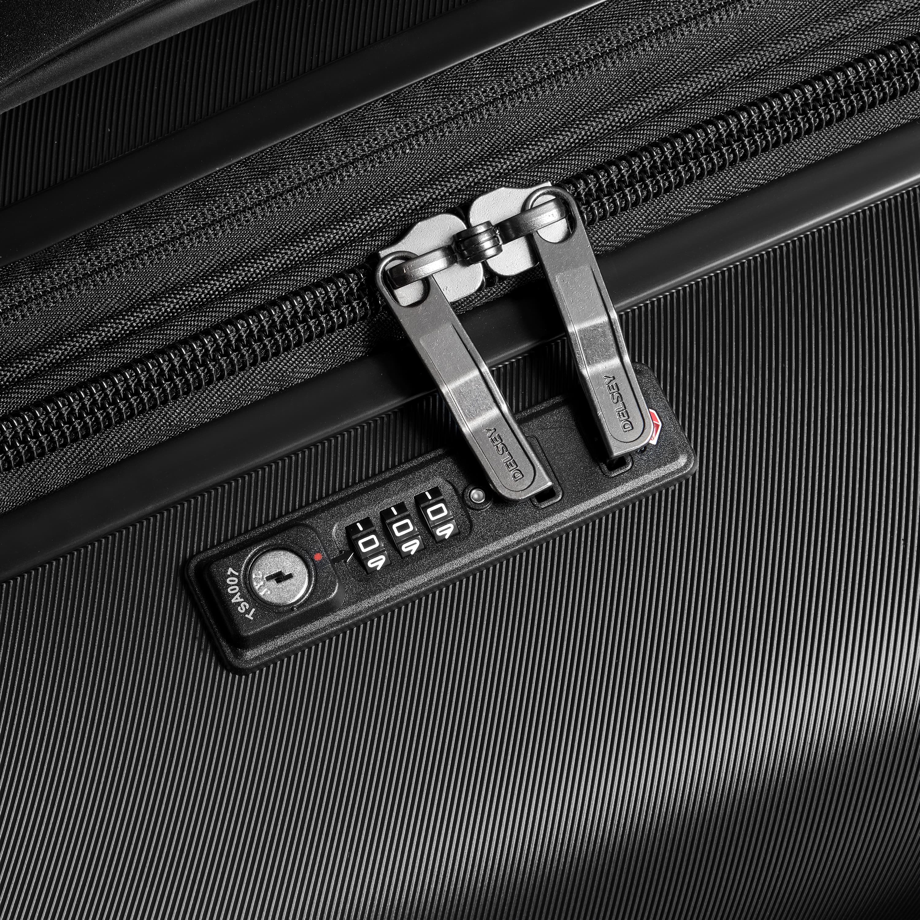 CRUISE 3.0 | 32-Inch Expandable Check-In Suitcase, Black
